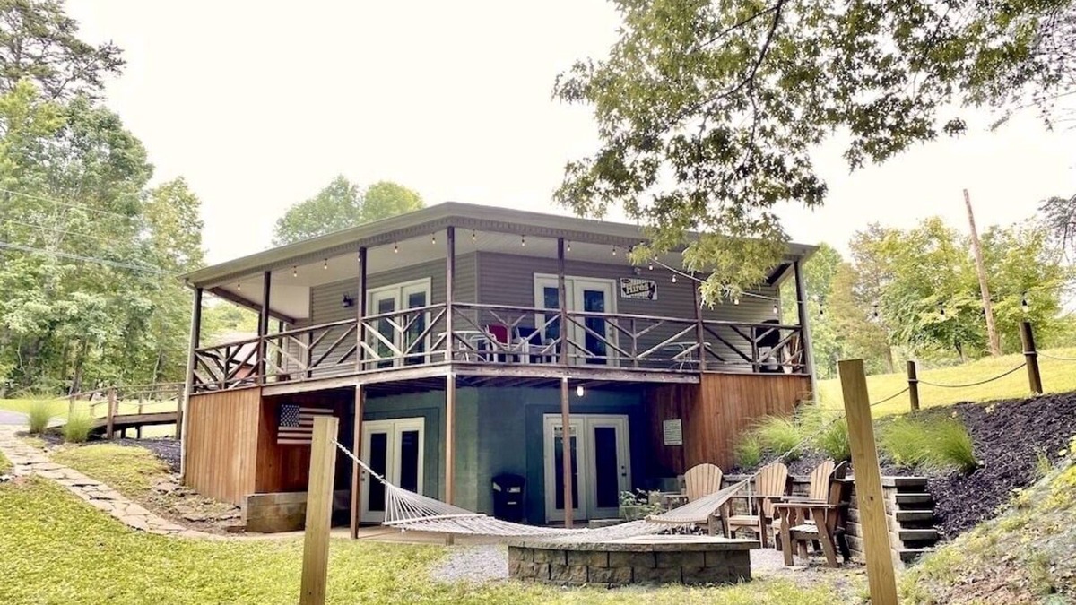 Jamestown Cottage | Above J’town Marina, LCKY. boat parking. 3 full baths. pool table. pet friendly.