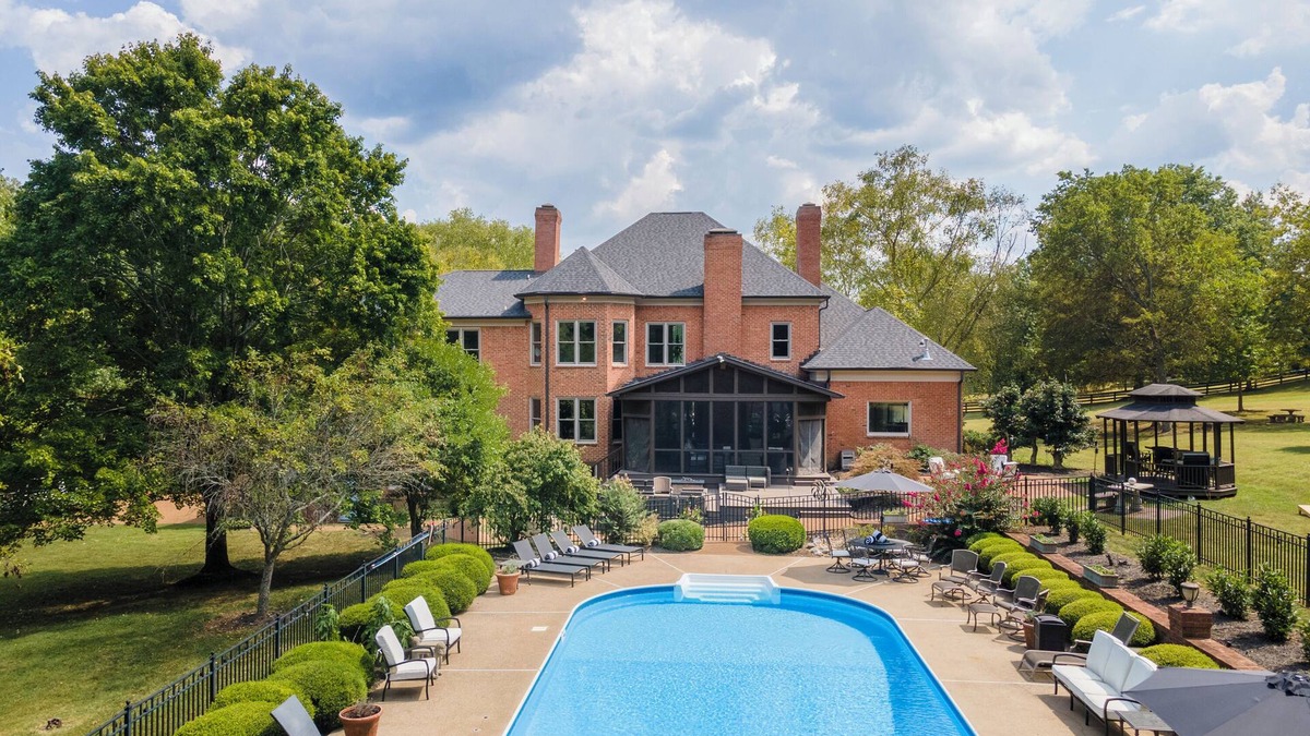 Franklin House | Above Nashville Country Manor I Pool | Pool Table | 12 Beds| EventsI Services