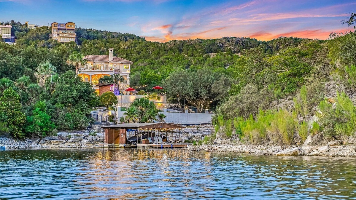 Comanche Trail House | Above Palms I NEW Pool & Spa I Views I Lake Travis I Family Fun I Services