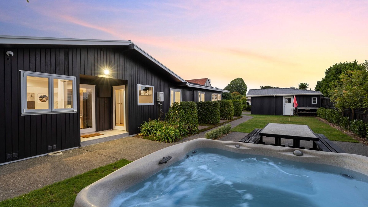 Rotorua House | Above Par Golf Course Villa with Hot Tub 4bd3.5bth