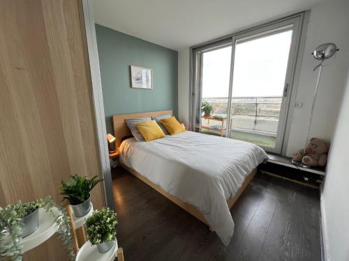 Quartier de la Maison-Blanche Apartment | Above Paris Eiffel Tower view Balcony