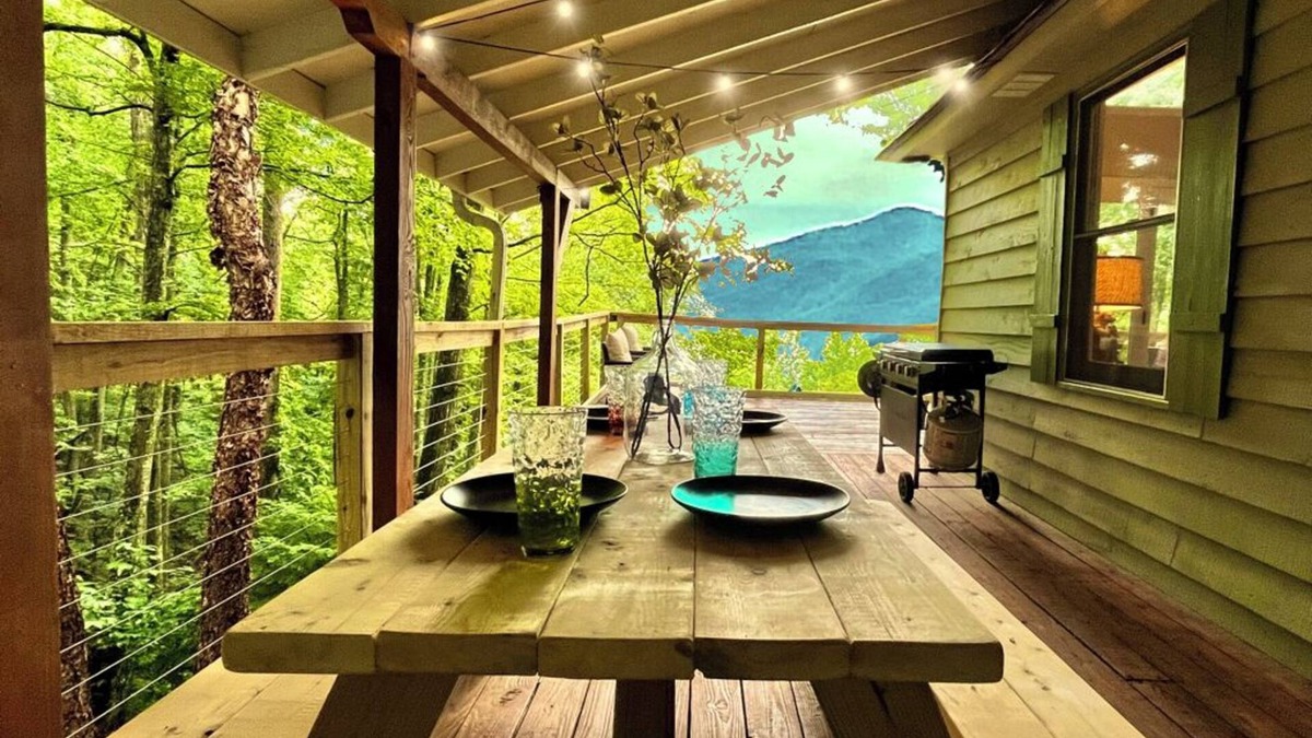 Franklin Cabin | Above the Clouds Cabin 2 Acres Chef’s Kitchen Fire Pit Mountain Views