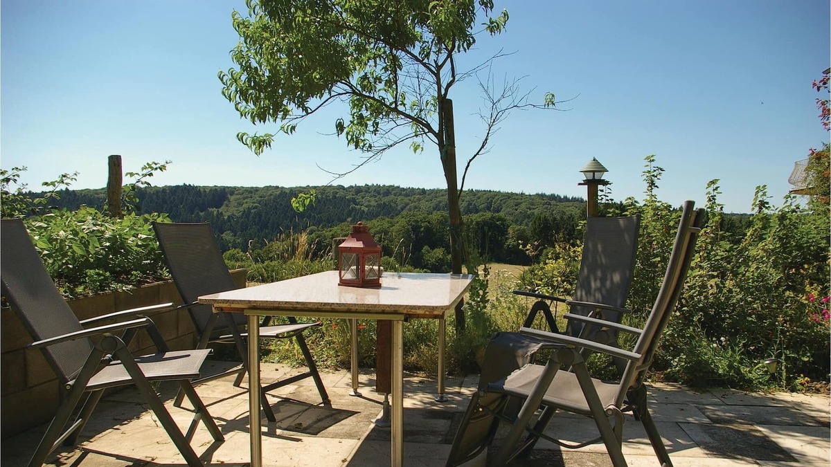 Eitorf Apartment | Above the Sieg and the picturesque town of Eitorf is this cozy vacation apartment. The apartment off