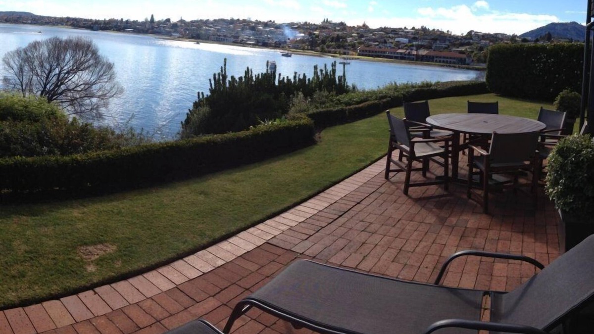 Two Mile Bay Apartment | ABSOLUTE LAKE FRONT yet PRIVATE