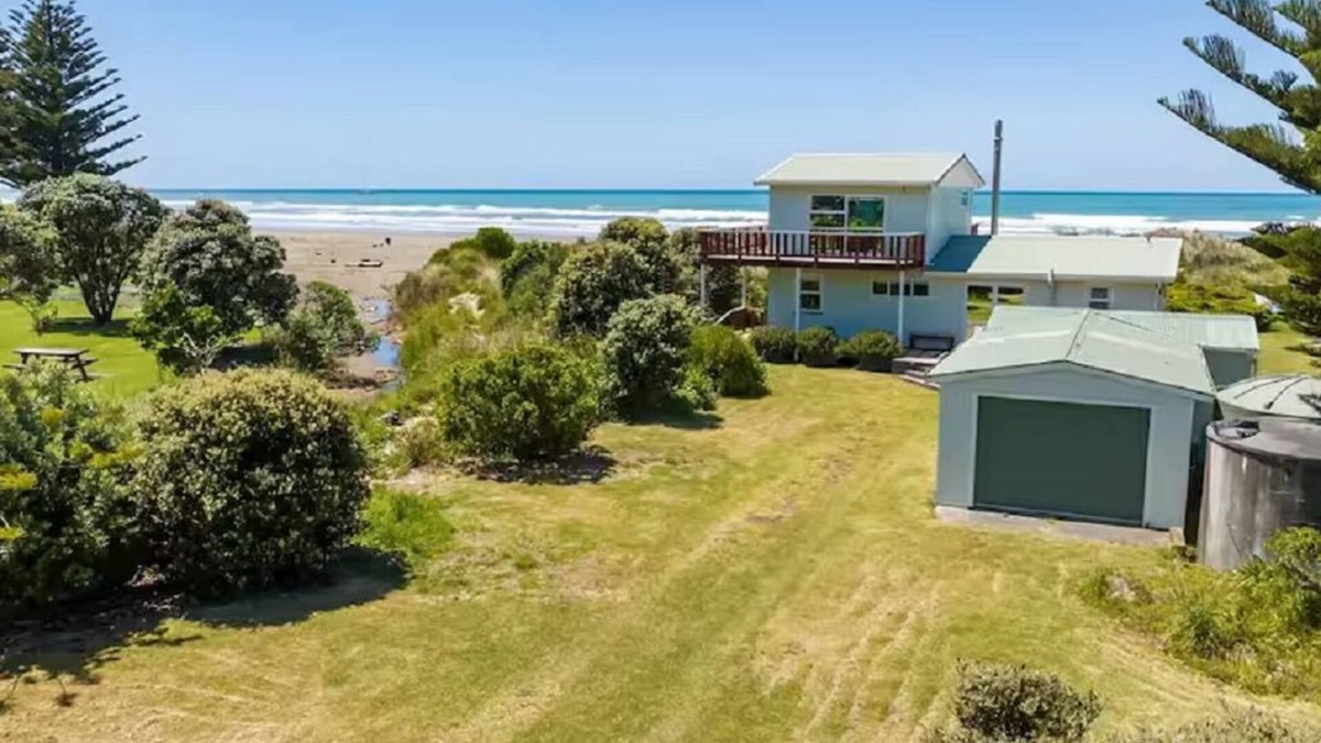 Riversdale House | Absolute Beach Front Bach