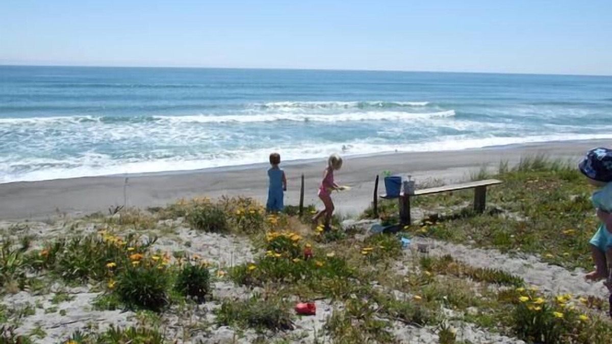 Pukehina House | Absolute Beachfront! - Large, airy, NEW! holiday house