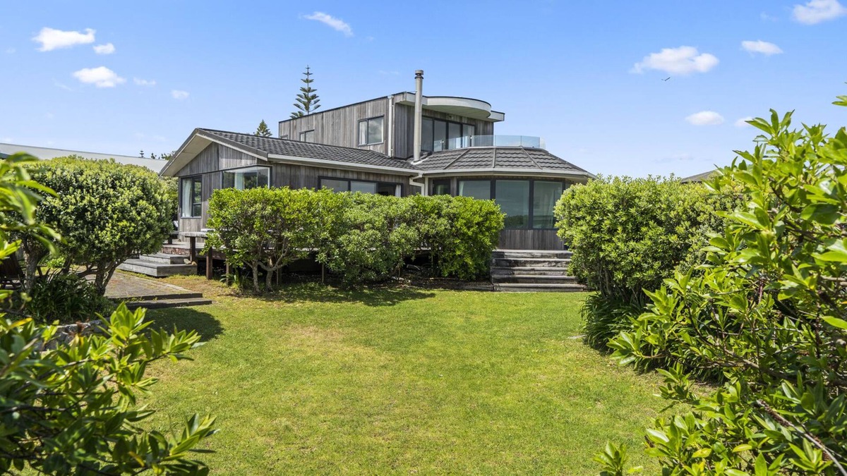 Waikanae House | Absolute Beachfront Bliss - Waikanae Beach Home