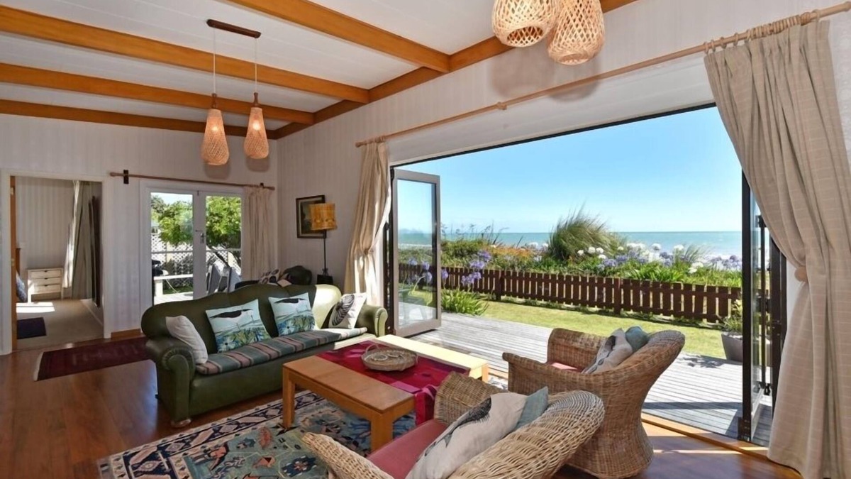Patons Rock House | Absolute Beachfront. Free Wifi. Stand up Paddlebords