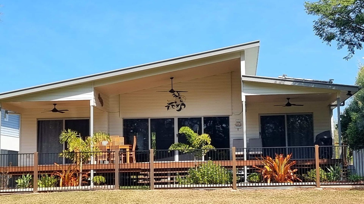Toogoom House | ABSOLUTE BEACHFRONT 30 seconds walk the to beach DOG FRIENDLY SLEEPS