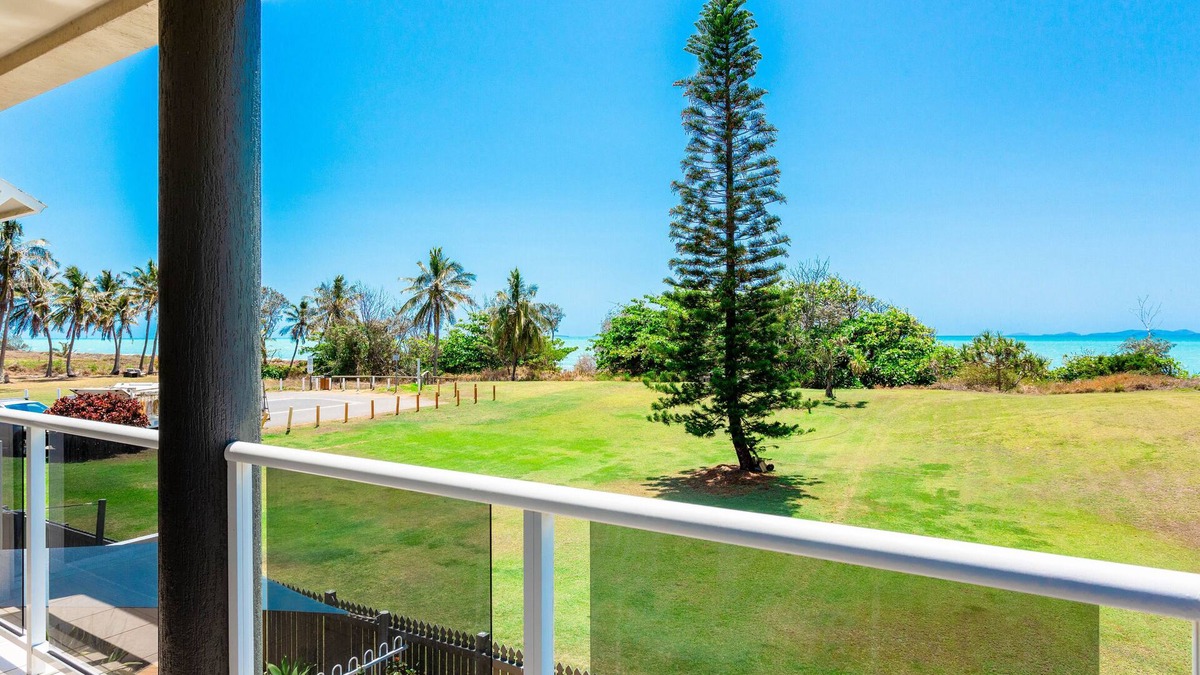 Yeppoon Apartment | Absolute beachfront - and your own private swimming pool!?