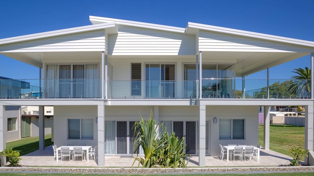 Woolgoolga Apartment | Absolute beachfront. Watch whales from the balcony