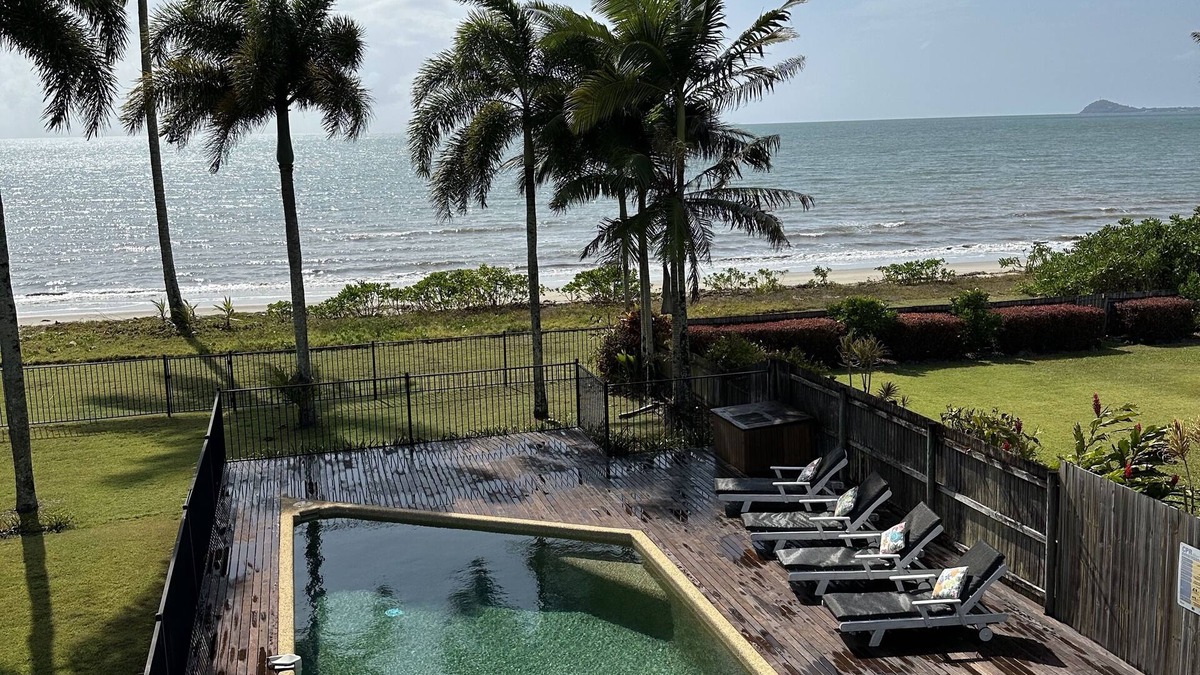 Newell House | ABSOLUTE BEACHFRONT BLISS @ NEWELL BEACH- 10 METRES TO THE OCEAN