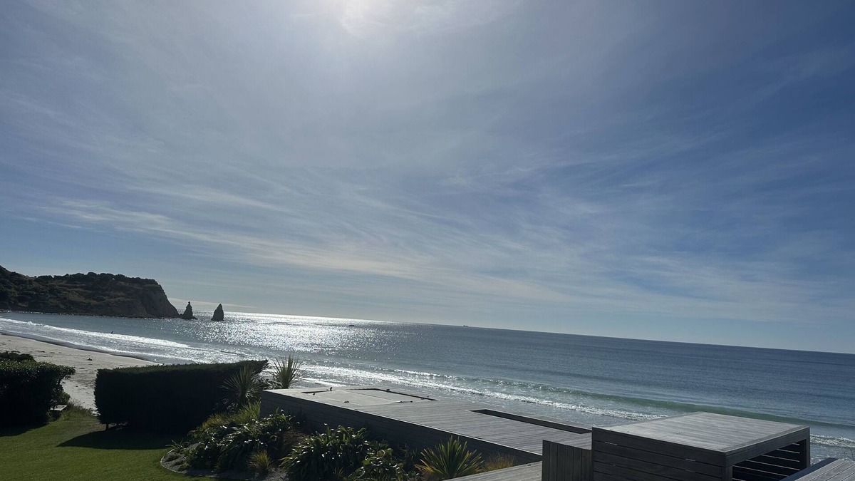 Otago House | ABSOLUTE BEACHFRONT LUXURY ACCOMODATIONnEntire home with Private Beach Access
