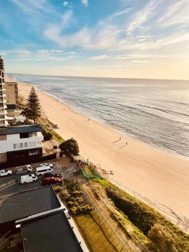 Main Beach Apartment | Absolute Beachfront Luxury - Heated Pool - 75 TV