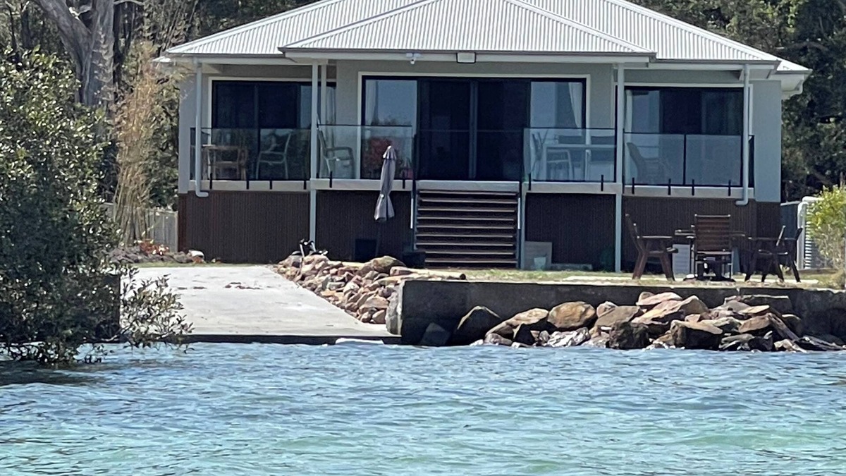 Pindimar House | ABSOLUTE BEACHFRONT Pindimar Beach house Spacious,luxurycozy ducted aircon more