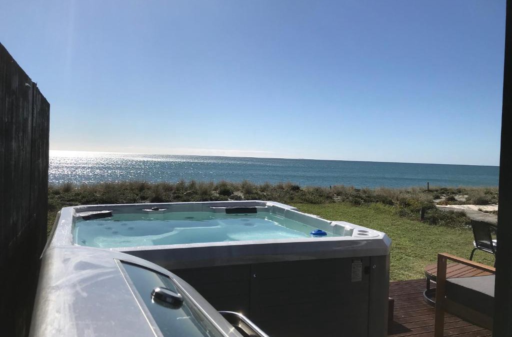 Pukehina House | ABSOLUTE BEACHFRONT TINYHOUSE, STUNNING VIEWS, SPA POOL, BBQ, FREE WIFI AND SKY TV!!