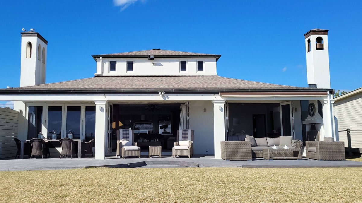 Pukehina House | Absolute beachfront villa