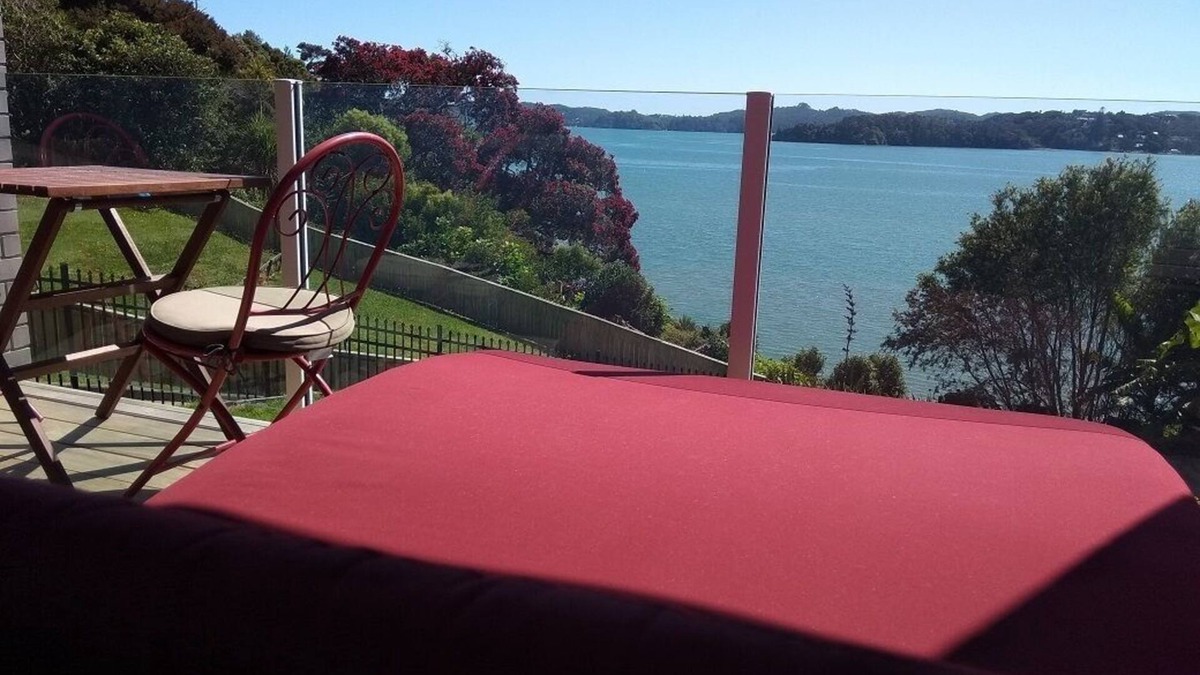 Paihia Apartment | Absolute beachfront "Waimiro" Paihia