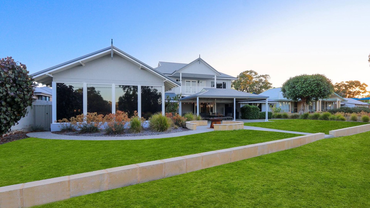 South Yunderup House | ABSOLUTE FRONTAGE TO THE MURRAY RIVER!