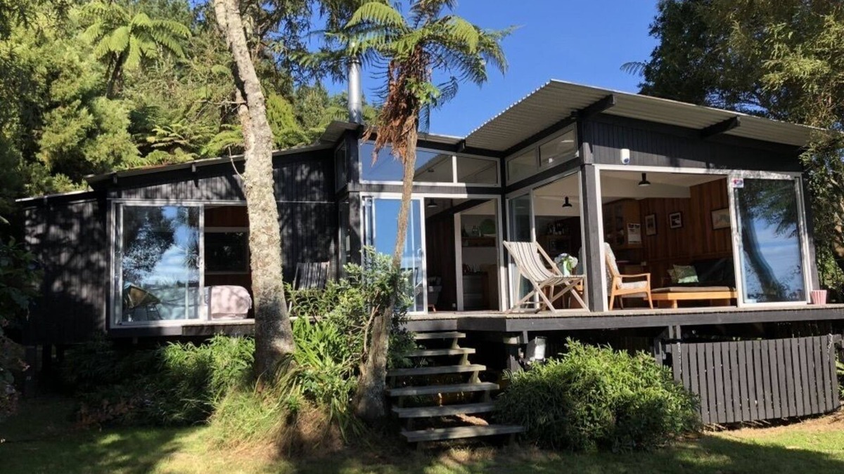 Tikitere House | Absolute Lake edge - Architects own - Rotoiti bach