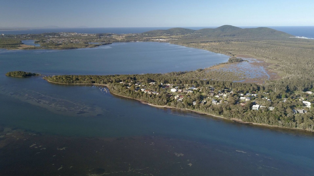 Green Point Cottage | Absolute lake front - lie in bed & listen to the fish jump!
