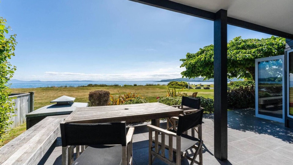 Waitahanui House | Absolute Lake Front - 5 Mile Bay
