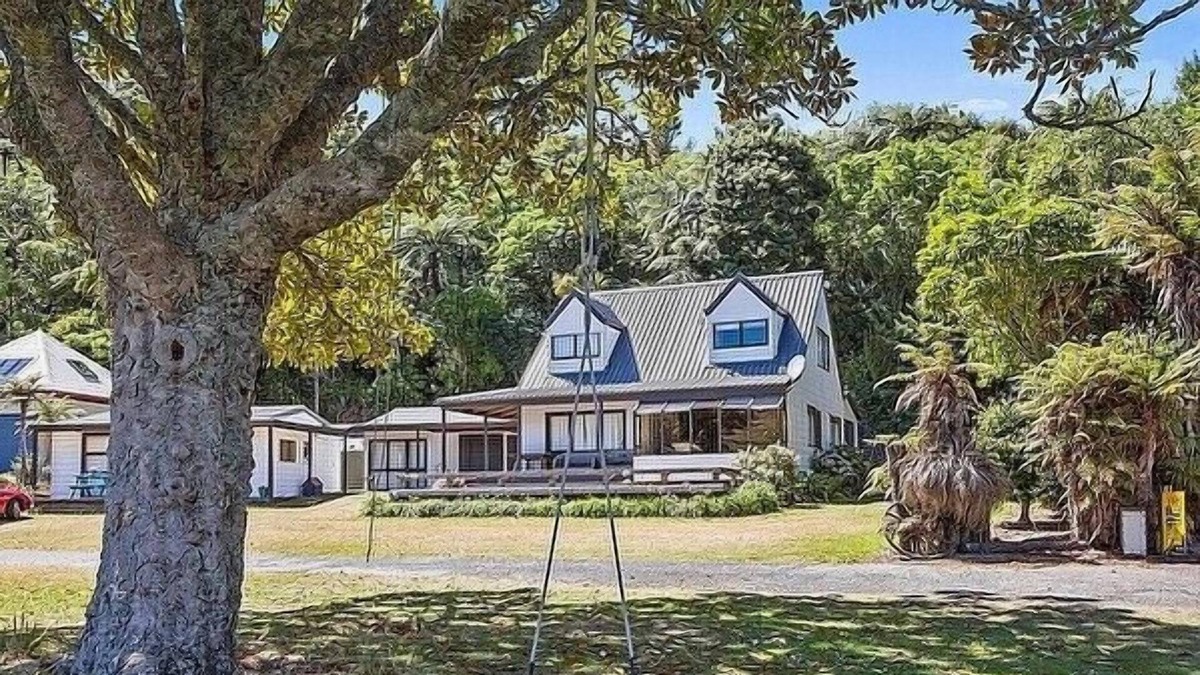 Okere Falls Cottage | Absolute Lakefront Favourite - Holiday Home