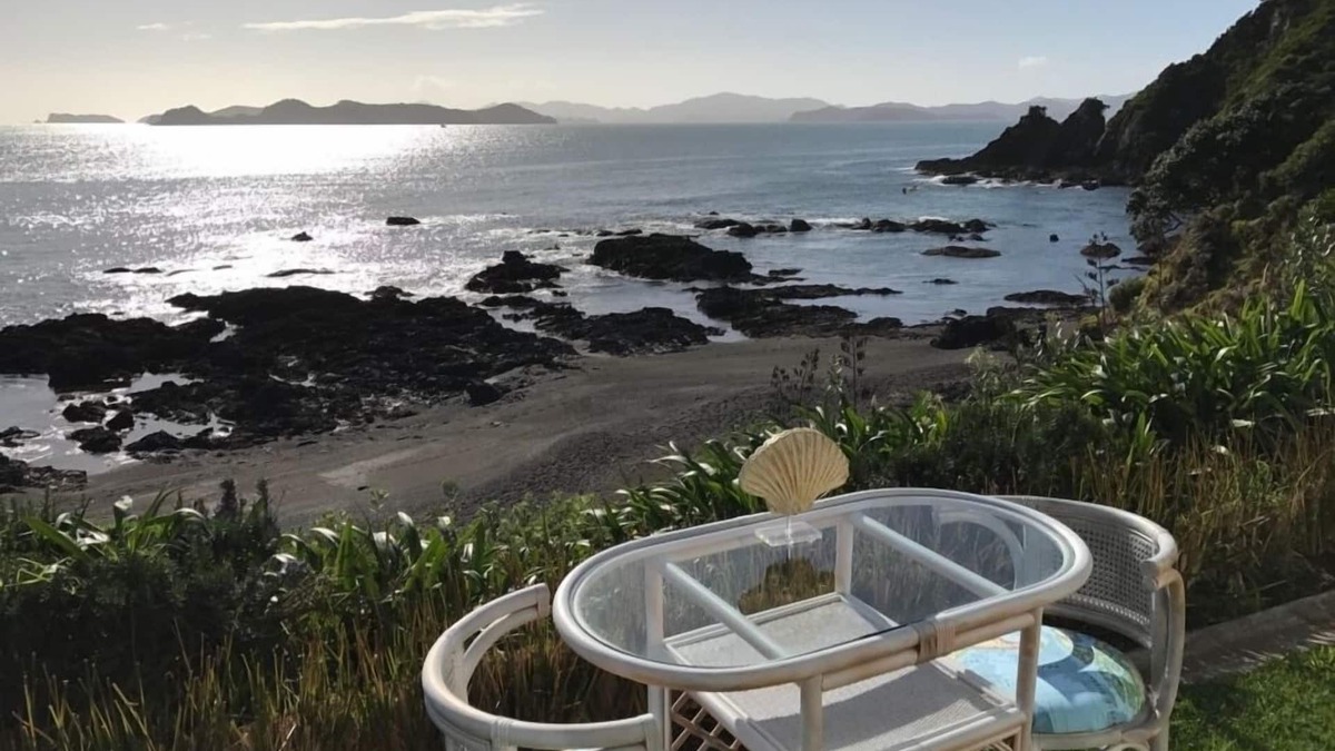 Russell House | Absolute waterfront - with privacy and views