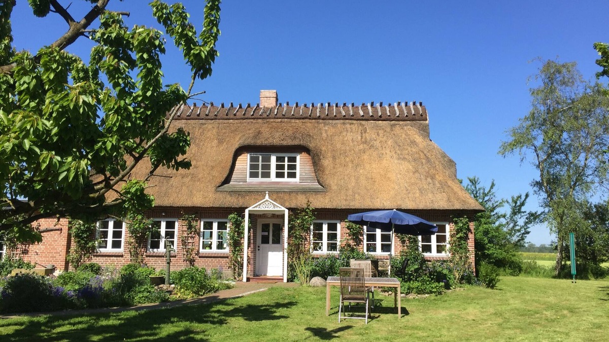Gelting House | Absolute peace: Detached thatched house with huge garden, pool, sauna .