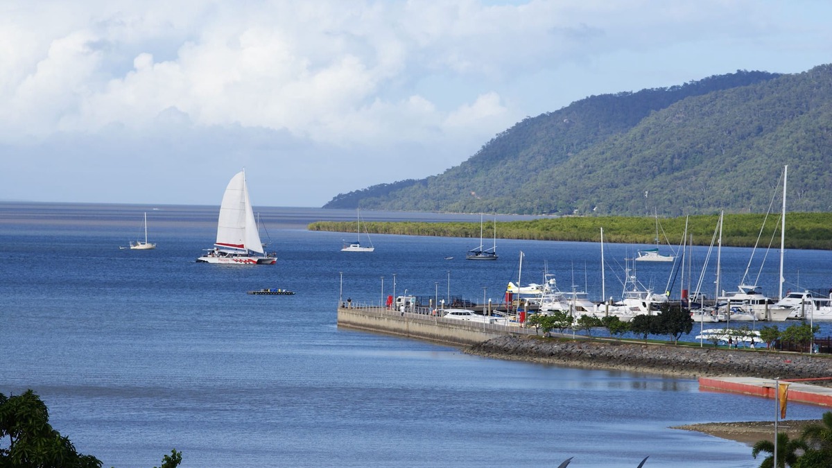 Cairns Central Business District Apartment | ABSOLUTE STUNNING WATER VIEWS IN THE CITY