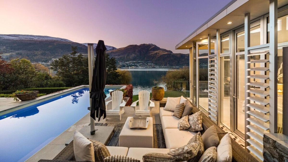 Kelvin Heights House | Absolute water front property with pool and hot tub