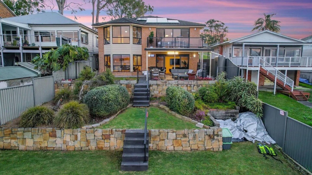 Central Coast House | Absolute Waterfront with 5 bedrooms