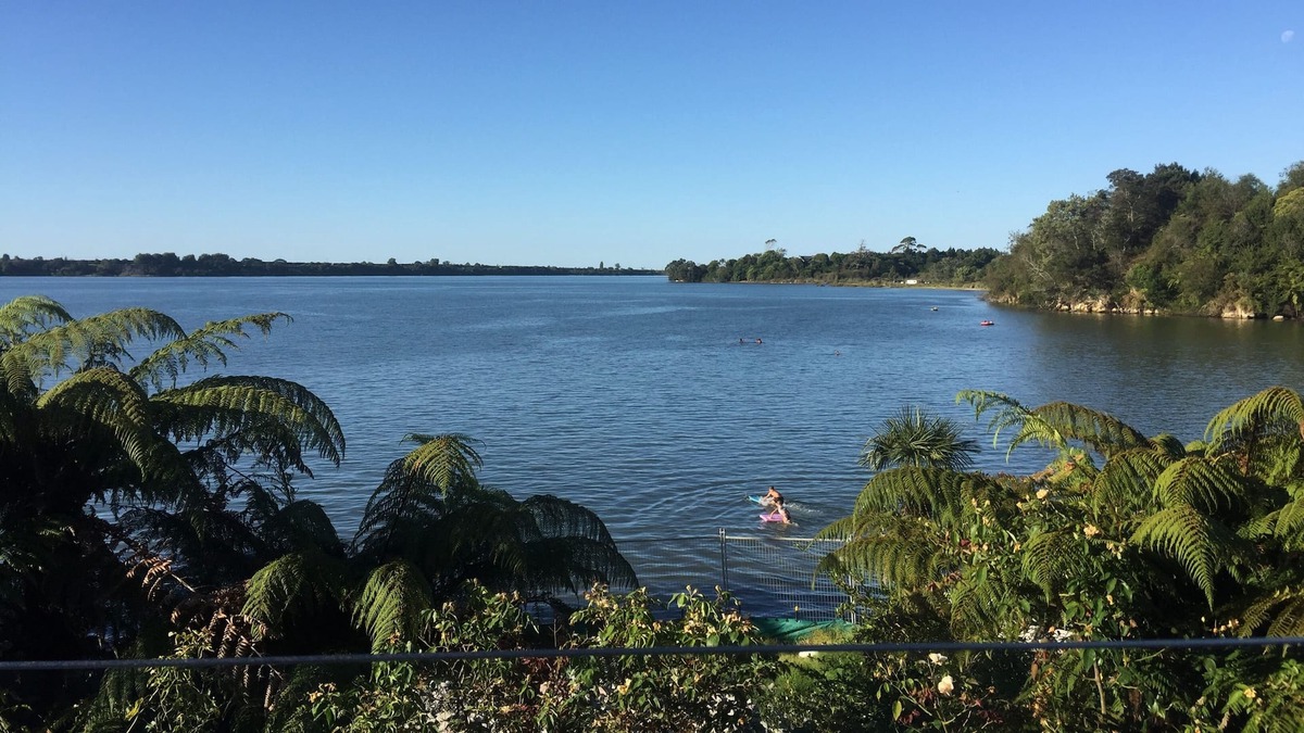 Welcome Bay Apartment | Absolute waterfront - Beach Retreat Escape
