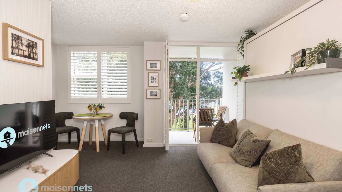 Elizabeth Bay Apartment | Absolute Waterfront Elizabeth Bay Views & Pool