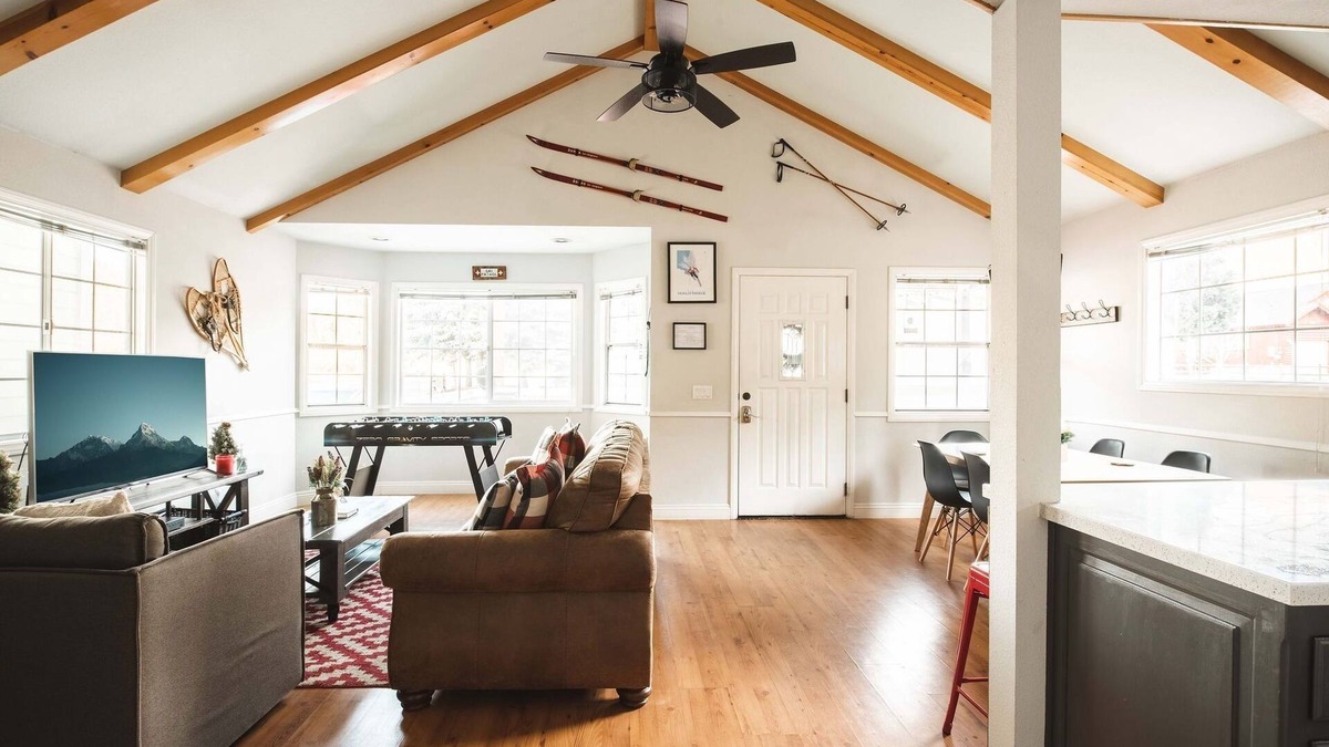 Big Bear Lake Cottage | AC + <5mins to Village/Shops/BikePark/Zoo + FirePit