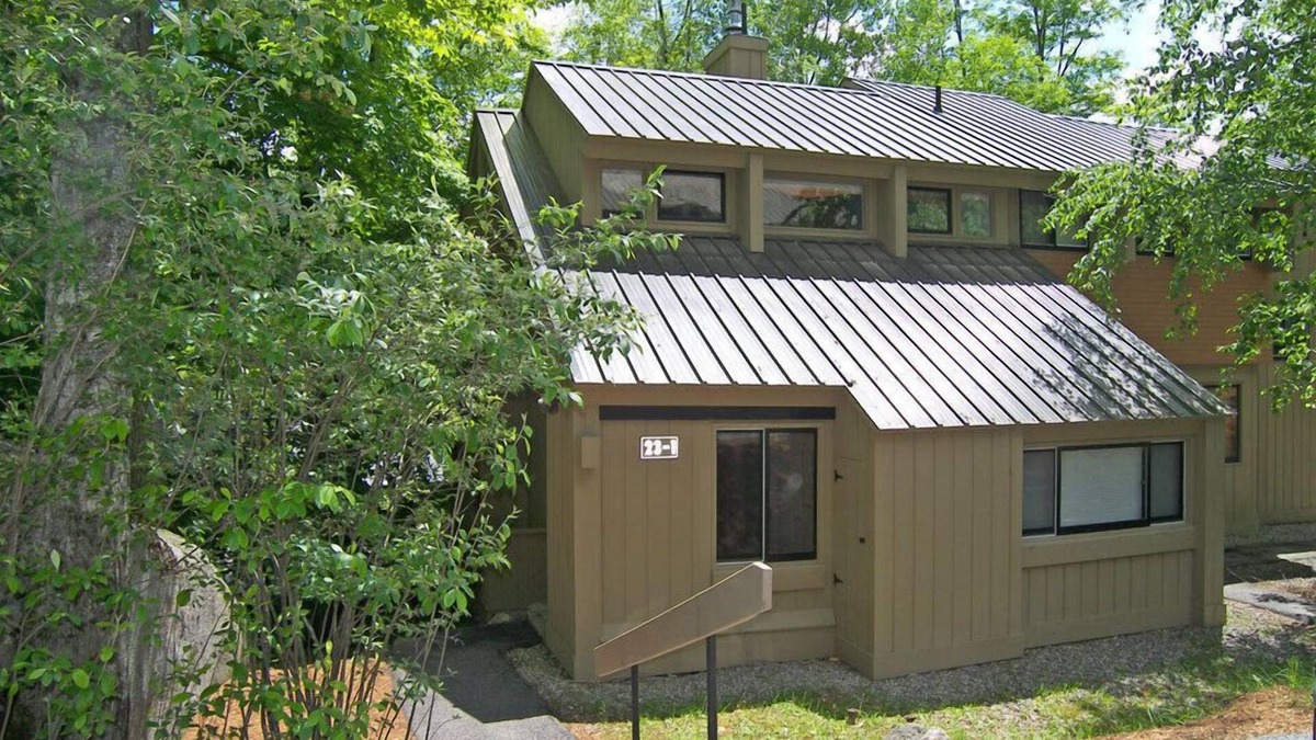 Lincoln House | AC/FP, deck, woods view, swim club, near Loon, ski shuttle. V063E by LRS