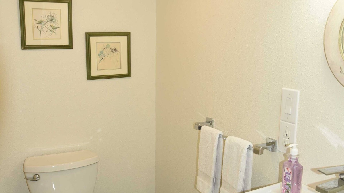 Palacios Cottage | AC, Free WIFI - Sleeps 7 - Full Kitchen