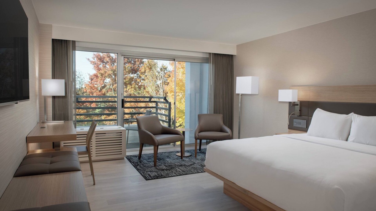 Lake Forest Hotel | AC Hotel by Marriott Portland Lake Oswego