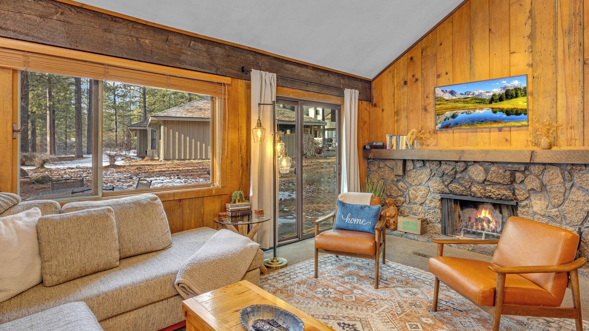 Sunriver Cabin | Ac, pet friendly, walking distance to Fort Rock Park, 8 aquatic center passes