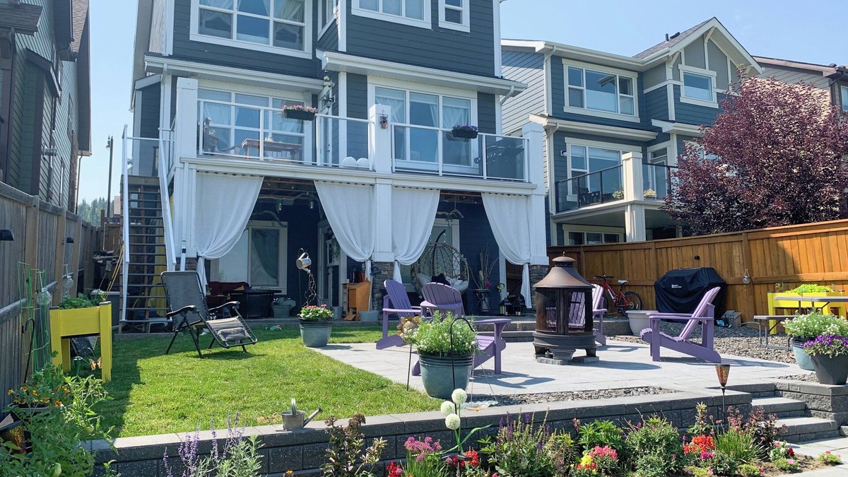 Cochrane House | AC | River & Mountains Views | Backyard | BBQ | Wet BAR | Movie Room | Fireplace