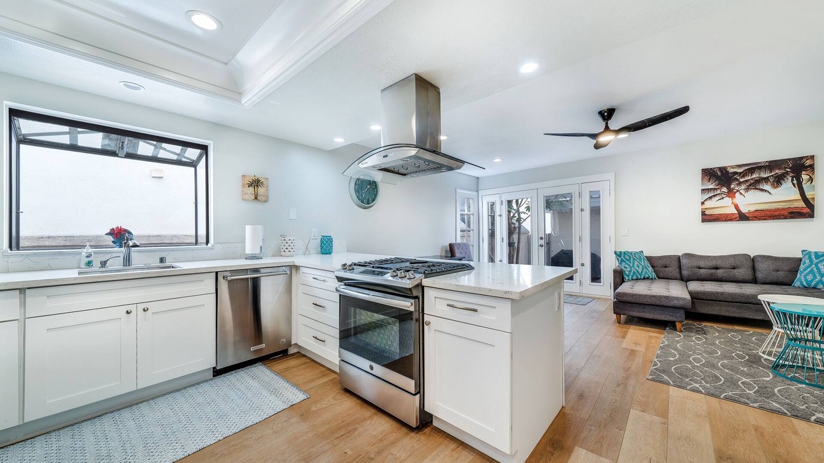 Huntington Beach House | AC, spa, bikes, deck, Steps to beach and shops