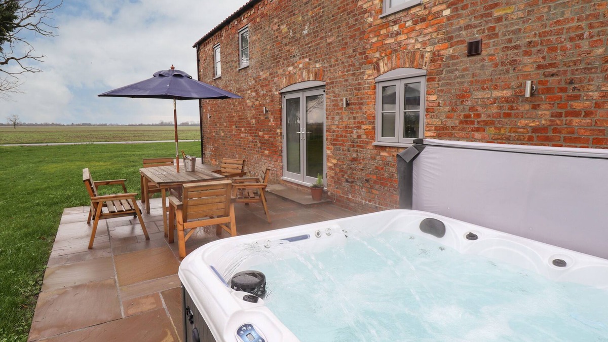 Boston Cottage | ACACIA BARN, pet friendly, with hot tub in Friskney