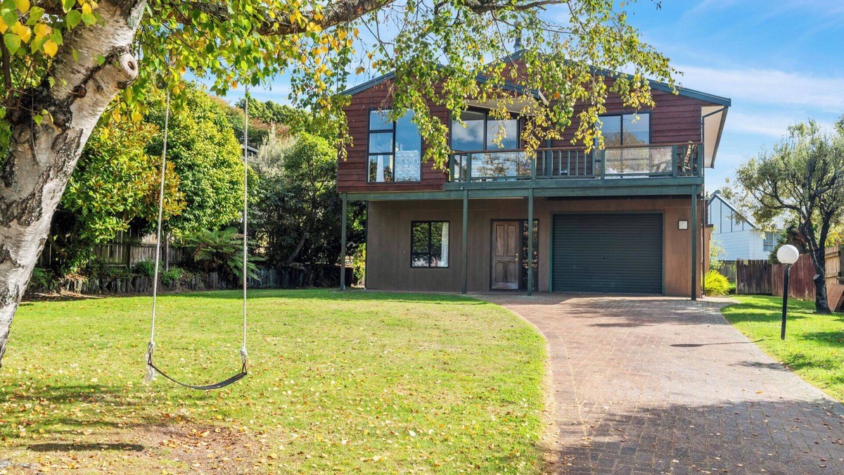 Taupo Cottage | Acacia Views - Acacia Bay Holiday Home