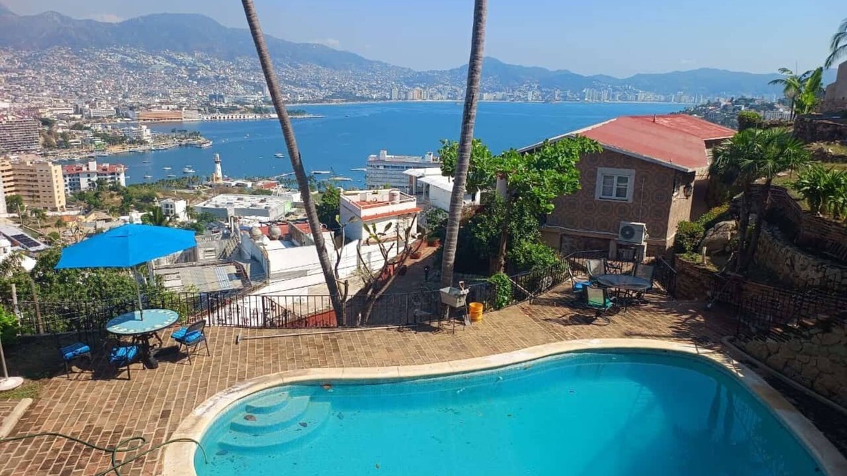 Las Playas House | Acapulco Ocean view 5 room 15 pp house. AC, pool .5 m beach Caleta.