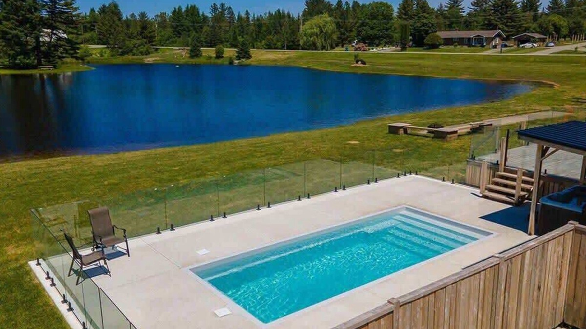 Cookshire-Eaton Ski Chalet | Access to the river - Spa - Inground pool