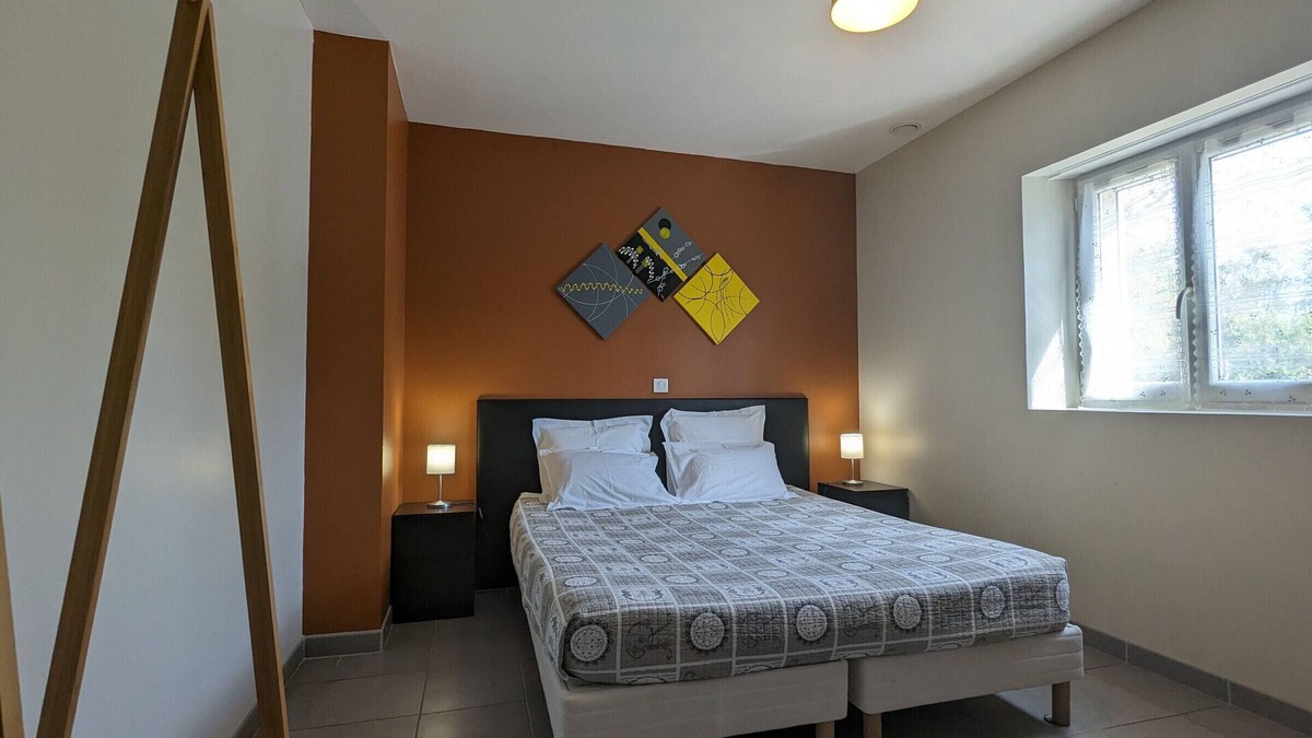 Neuvy-Saint-Sepulchre Bed & Breakfast | Accessible Ground-Floor Room with Private Bath and Shared Amenities in Contemporary House