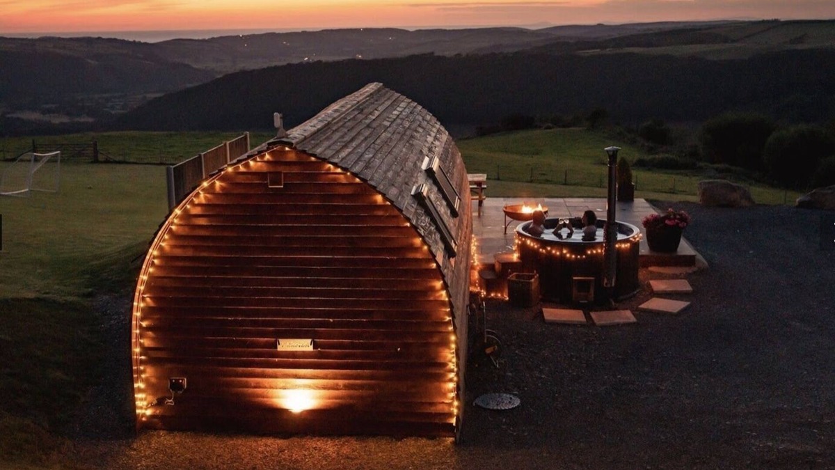 Glandyfi Cabin | Accessible and Cosy Ensuite Cabin with Hot Tub