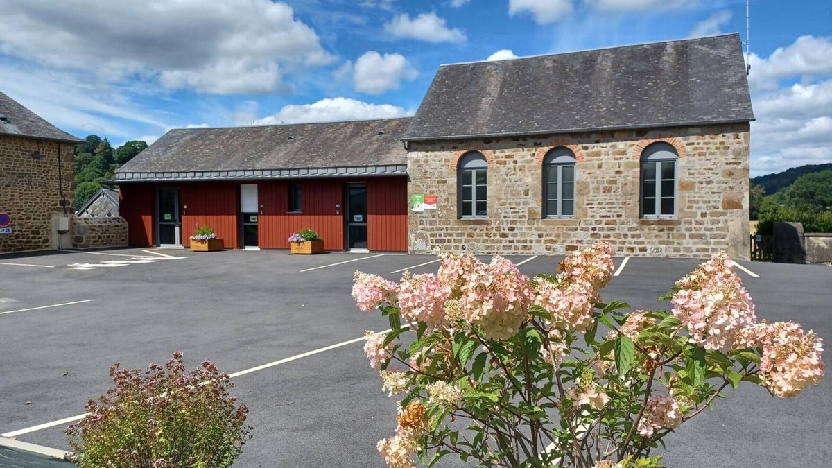 Lonlay-l'Abbaye Apartment | Accessible cottage for disabled, ideal for hikers and families