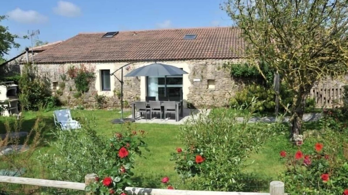 Soullans Cottage | Accessible Gîte with Pool, Spa & Fishing - Soullans Retreat
