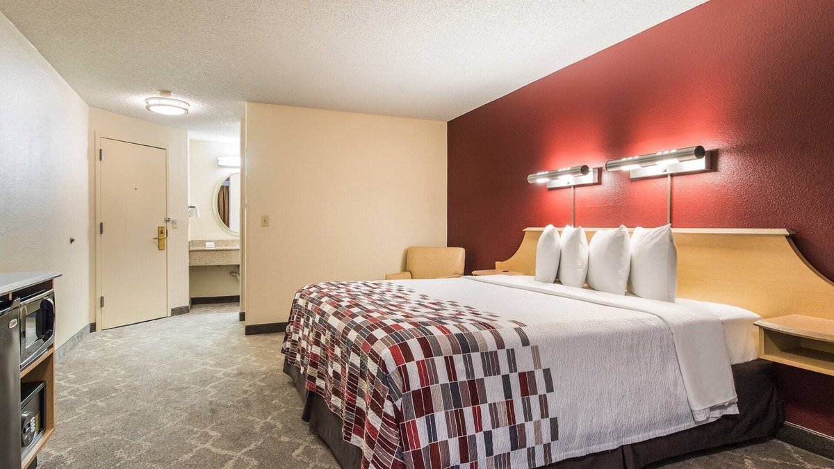 SeaTac Hotel | Accessible Lodging Near the Airport! Just a Short drive to Downtown!